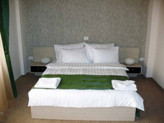Bătaie pe paturile matrimoniale din hotelul lui Berceanu